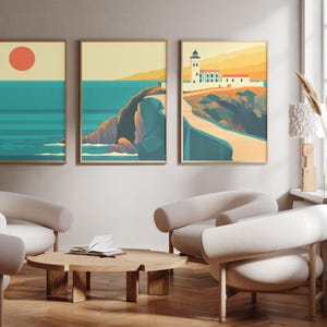 Könnte beinhalten: Ein Set aus drei gerahmten Wandbildern, die eine Küstenlandschaft darstellen. Das erste zeigt eine rote Sonne über einem türkisfarbenen Ozean, das zweite eine felsige Klippe am Meer und das dritte einen weißen Leuchtturm auf einem Klippenpfad.