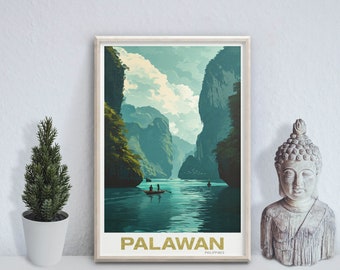 Può includere: Un poster vintage di viaggio che presenta una vista panoramica di un fiume circondato da scogliere verdi e lussureggianti. Il poster è intitolato "PALAWAN FILIPPINE" in lettere dorate.