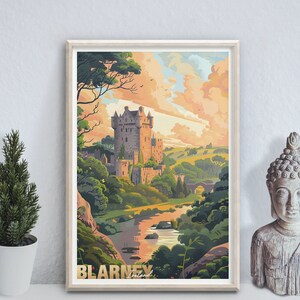 以下が含まれることがあります： アイルランドのブラーニー城の風景を描いたヴィンテージな旅行ポスター。城は尖った屋根を持つ高い石造りの建物で、緑豊かな木々と川に囲まれています。空は柔らかなピンクとオレンジで、ふわふわとした白い雲が広がっています。ポスターの下部には「ブラーニー、アイルランド」という文字が印刷されています。