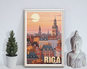 Könnte beinhalten: Eine gerahmte Illustration der Stadt Riga, Lettland. Die Illustration zeigt eine Stadtlandschaft mit Gebäuden, einem Kirchturm und einer großen Sonne am Himmel. Der Text "RIGA Latvia" ist unten auf der Illustration gedruckt.