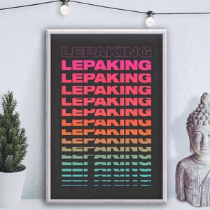 Puede incluir: Un póster en blanco y negro con la palabra "LEPAKING" repetida en un degradado de rosa, naranja, amarillo, verde y azul. El póster está enmarcado en un marco blanco y está colgado en una pared blanca.