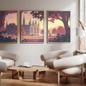 Może przedstawiać: Trzy oprawione ilustracje przedstawiające scenę miejską z kościołem w tle. Ilustracje są w stylu vintage z ciepłą paletą kolorów. Ramy są w jasnym kolorze drewna.