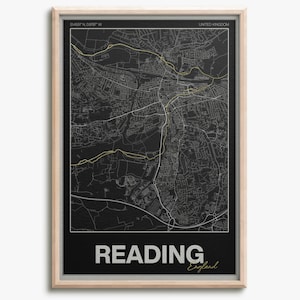 Könnte beinhalten: Gerahmter Karten-Druck von Reading, England, im minimalistischen Stil. Die Karte zeigt ein detailliertes Straßenlayout in Weiß auf schwarzem Hintergrund, mit gelben Markierungen. Das Wort "READING" ist in fetten weißen Buchstaben dargestellt.
