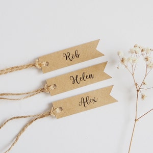 Etichette con bandiera piccola, Segnaposto per matrimonio, Etichette con nome calligrafia personalizzate, Etichette per bomboniere con nome di nozze, Etichette Kraft, Etichette per addio al nubilato, Etichette rustiche
