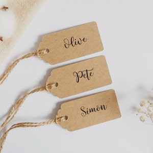 Segnaposto per matrimonio a forma di capesante, Tag dei caratteri calligrafici personalizzati, Tag favore nome matrimonio, Tag Kraft, Tag addio al nubilato, Tag rustici