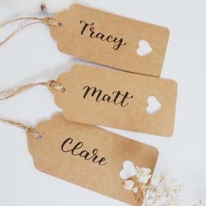 Segnaposto per matrimonio, Tag nome calligrafia personalizzata, Tag favore nome matrimonio, Tag Kraft, Lettere a mano, Tag festa di addio al nubilato, Tag rustici