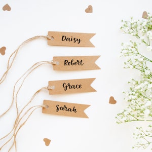 Mini etiquetas con letras a mano, etiquetas de favor, etiquetas de nombre de caligrafía, etiquetas de Kraft de boda, tarjetas de lugar rústico, etiquetas de bandera pequeña, estilo de boda rústico