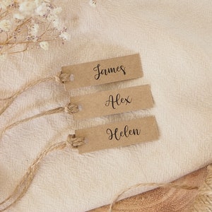 Piccola carta del posto di nozze, tag nome calligrafia personalizzata, tag favore nome matrimonio, tag Kraft, tag festa di addio al nubilato, tag rustici, tag rettangolo