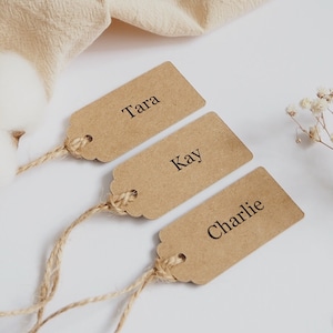 Segnaposto per matrimonio a forma di smerlo piccolo, targhette per nomi di caratteri moderni personalizzati, targhetta per bomboniere con nome di nozze, targhette Kraft, targhetta per addio al nubilato, targhette rustiche
