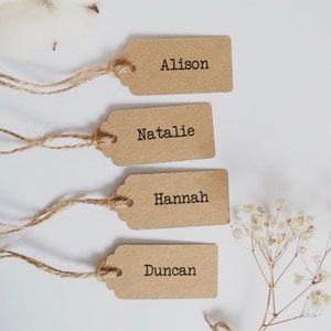 Piccola forma di capesante segnaposto per matrimoni, tag dei caratteri della macchina da scrivere personalizzati, tag favore del nome del matrimonio, tag Kraft, tag festa di addio al nubilato, tag rustici