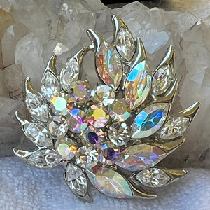 Beautiful vintage Silvertone Brooch