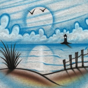 Puede incluir: Una pintura con aerógrafo azul y blanca que representa un paisaje marítimo con un faro, una valla y un arbusto de hierba en una playa de arena. El sol se pone sobre el océano y hay dos pájaros volando en el cielo.
