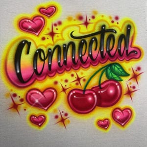 以下が含まれることがあります： 黒い筆記体で「Connected」という言葉が描かれたエアブラシデザイン。ピンクと黄色のグラデーション。赤いハート、さくらんぼ、星のアクセントが明るい背景に描かれています。
