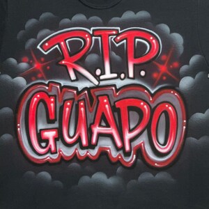 Camiseta Memorial de color oscuro con aerógrafo - R.I.P. - Letras de imprenta