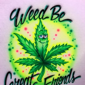 Pode incluir: Uma folha de marijuana verde com um rosto sorridente e o texto "Weed Be Great Friends" em letras cursivas pretas. O fundo é um degradê amarelo e verde com pontos rosa e brancos.
