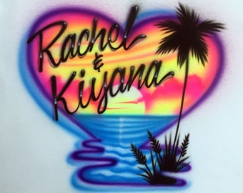 Herz-Strandszene mit Sonnenuntergang Airbrushed T-Shirt - 2 Namen