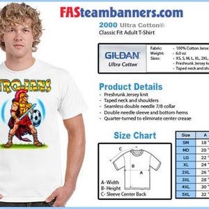 Puede incluir: Camiseta blanca Gildan Ultra Cotton con un guerrero troyano de dibujos animados sosteniendo una espada y un bal&oacute;n de f&uacute;tbol. La camiseta tiene la palabra "Trojans" en oro y azul. Tambi&eacute;n se ve una tabla de tallas y detalles del producto.