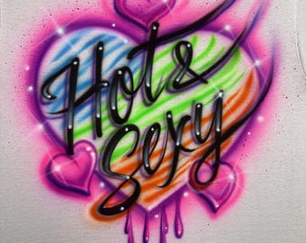 Camiseta con aerógrafo sexy y atrevida — Corazón arcoíris con gotas y detalles de estrellas