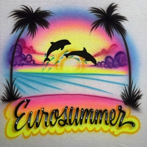 Op de afbeelding: Een kleurrijk airbrush-ontwerp met een zonsondergang boven de oceaan en twee springende dolfijnen. Palmbomen omlijsten de scène en het woord "Eurosummer" staat in een gestileerd lettertype. Het ontwerp heeft een witte achtergrond.