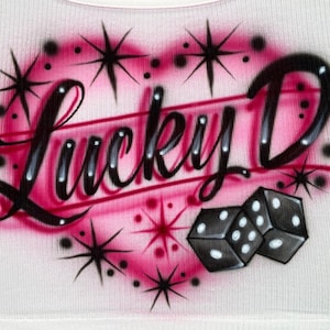 Camiseta con aerógrafo de dados y estrellas negras y detalles