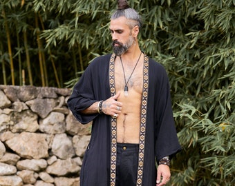 Kimono masculino preto em algodão orgânico, estilo boho para festivais.