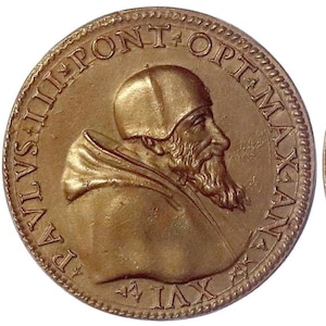 Può includere: Una moneta commemorativa color bronzo che mostra entrambi i lati. Il dritto presenta un ritratto di profilo di una figura barbuta con berretto e il testo PAVLVS III PONT OPT MAX AN XVI. Il rovescio raffigura un edificio con cupola e il testo ANNO IOBI LAEO M D L C PETRO APOST PRINC.