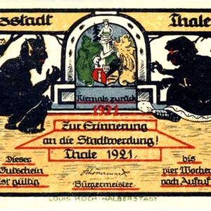 Może przedstawiać: Niemiecki banknot zastępczy z 1921 roku z Thale, przedstawiający czarnego diabła i ciemną postać po obu stronach centralnego herbu. Tekst zawiera napisy Harzstadt Thale, 1921, Zur Erinnerung an die Stadtwerdung oraz 50 Pfennig, z ilustracjami sowy i żaby.