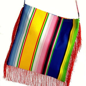 Bolso cruzado Serape - Bolso Serape Baja - Cartera - Vinilo a rayas Serape con flecos rojos o dorados - Bolso de playa Serape lavable e impermeable