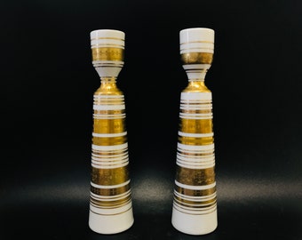 Bjørn Wiinblad, Rosenthal Studio Line, Paire de bougeoirs en porcelaine blanche Quatre couleurs avec décoration ornementale en or