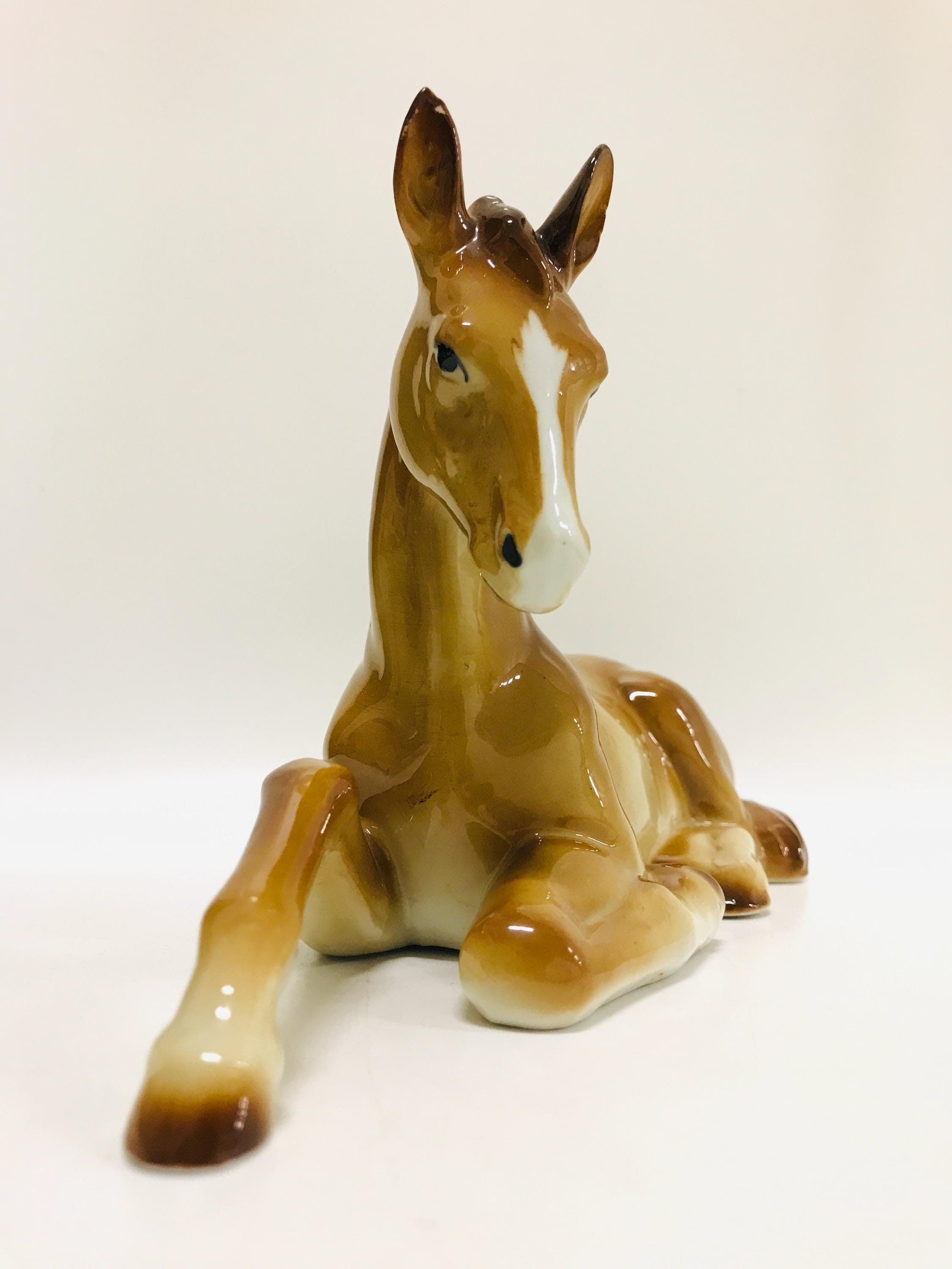 テューリンゲン州リッペルスドルフ産の大きな磁器の馬の置物