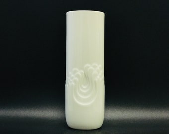 Op Art vase Blütenfest, Rosamunde Nairac, Thomas Porcelain Germany, Minimalist white biomorphic relief, Mid century modern design