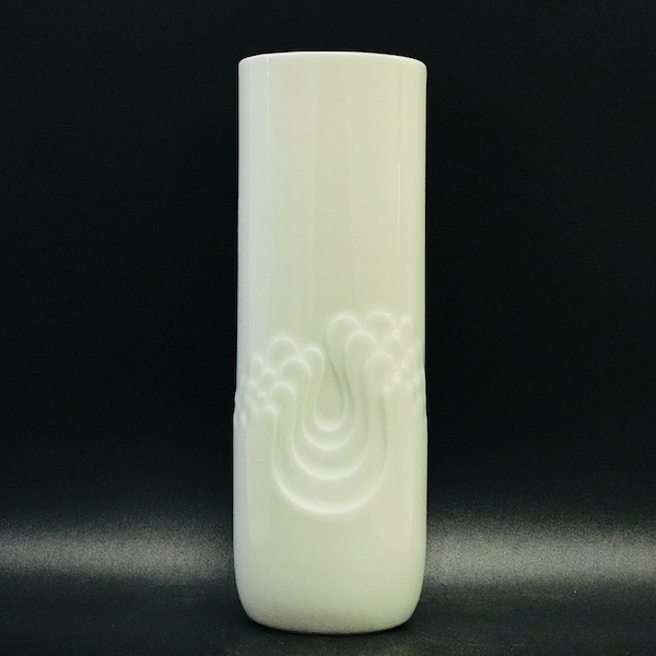 Vase op art minimaliste en porcelaine blanche Blütenfest, Rosamunde Nairac, Thomas Porcelain Germany, relief biomorphique, design moderne du milieu du siècle