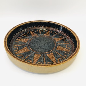 Einar Johansen, Mid century modern Danish stoneware bowl with hand applied abstract sun pattern, Søholm Stentøj, Bornholm ceramic 3110