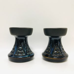 デンマーク ソーホルム ローソク足ホルダー ペア、アイナー ヨハンセン、ダークブルー炻器、モデル 3339 EJ 64 ブルー シリーズ、スカンジナビア ミッドセンチュリー モダン
