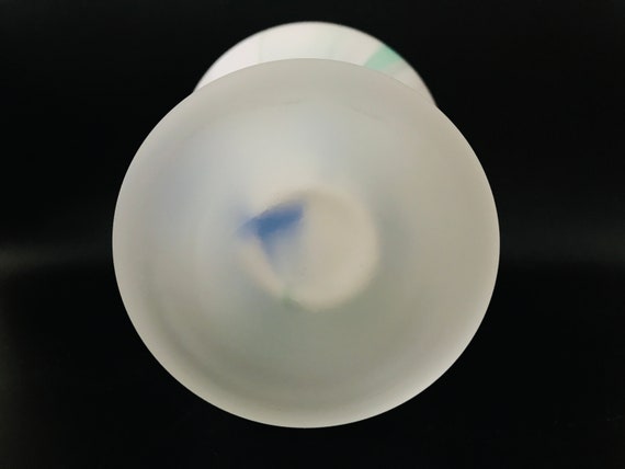 モニカ・バックストローム作「ゼルダ」の青い脚付きサテンガラスの花瓶