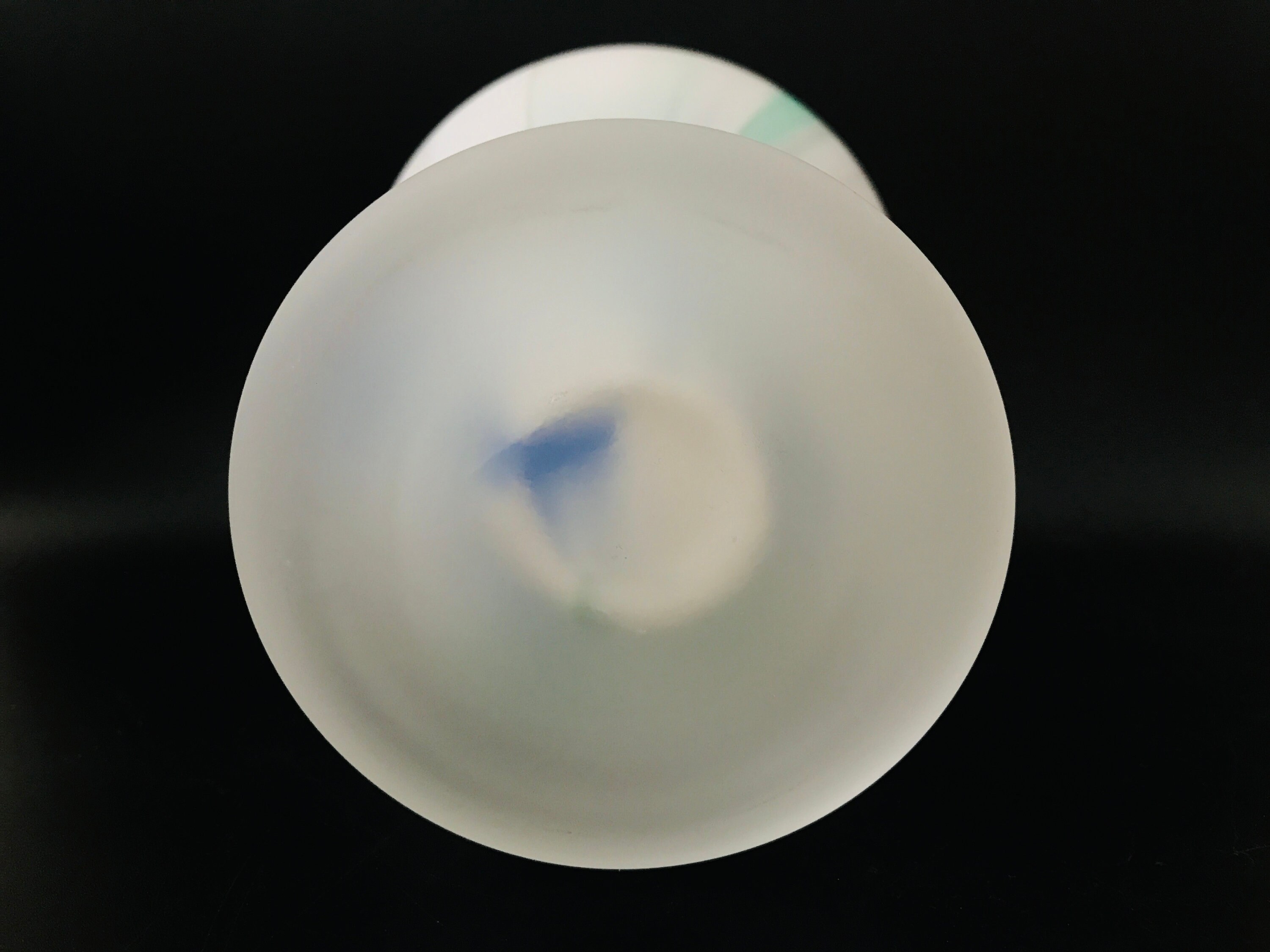 モニカ・バックストローム作「ゼルダ」の青い脚付きサテンガラスの花瓶