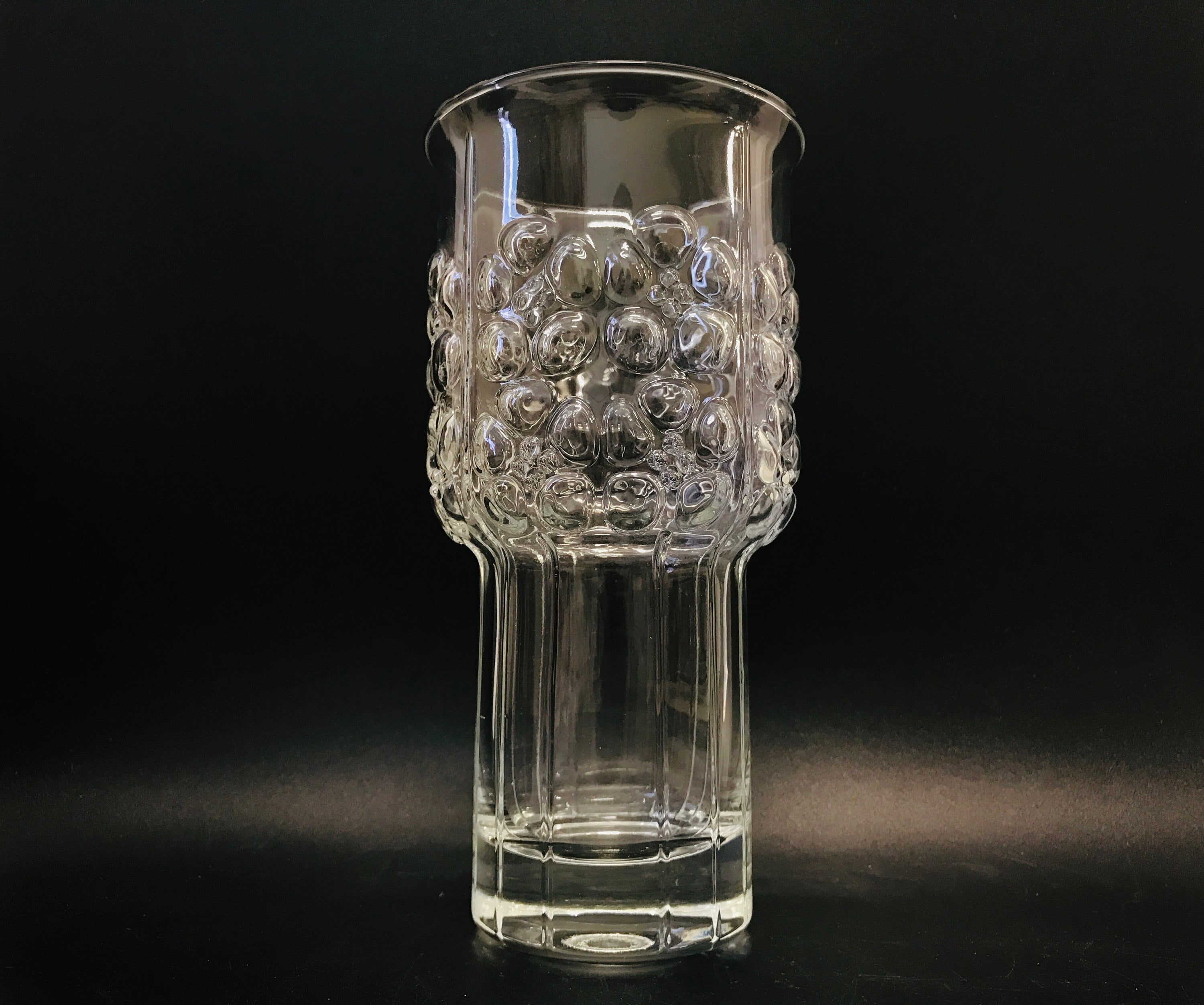 イッタラ/ヨルマ・ヴェンノラ/Leinikki/花瓶 イッタラの透明ガラス花瓶「レイニッキ」、花のレリーフ模様、ヨルマ