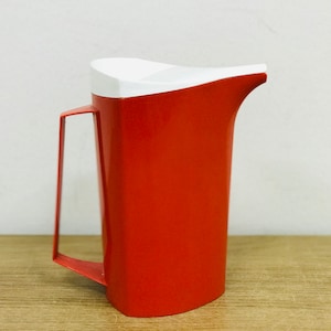 Moderner roter Plastikkrug mit weißem Deckel, Jonas of Sweden, Bjarne Bo, Vintage Wasserkrug, dänisches Design
