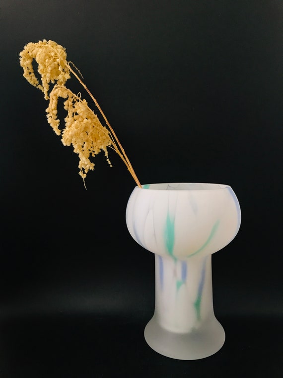 美品　コスタボダ　モニカ　バックストロム　ガラスオブジェ　花器　北欧雑貨1101 モニカ・バックストローム作「ゼルダ」の青い脚付きサテンガラスの花瓶