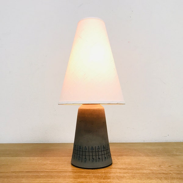 Lampe de table en céramique incisée moderne du milieu du siècle, tournée à la main, pied de lampe en grès suédois vintage, design scandinave