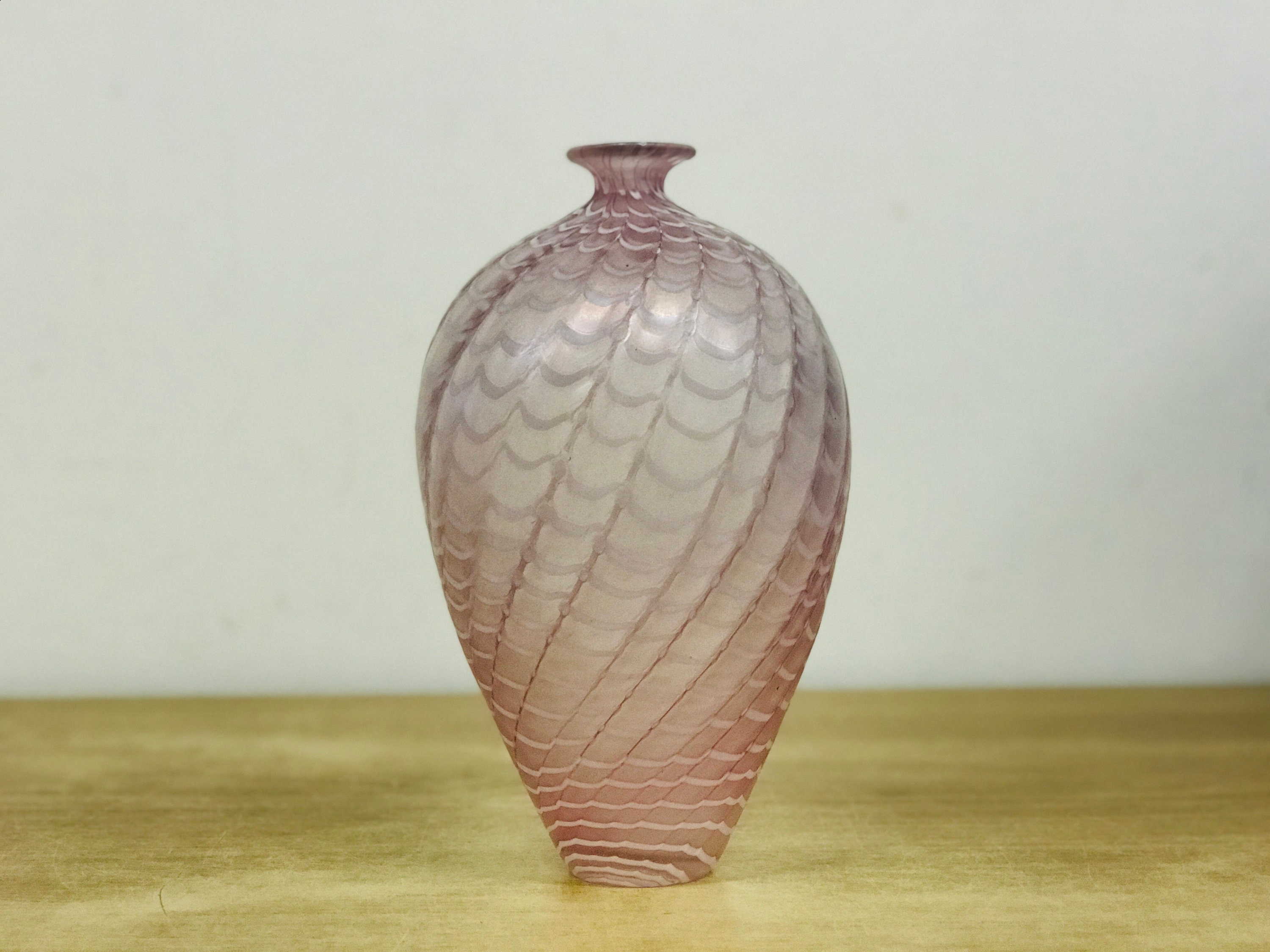 Bertil Vallien, Kosta Boda large hand blown iridescent pink glass vase "Minos", Swedish vintage art glass, Scandinavian design