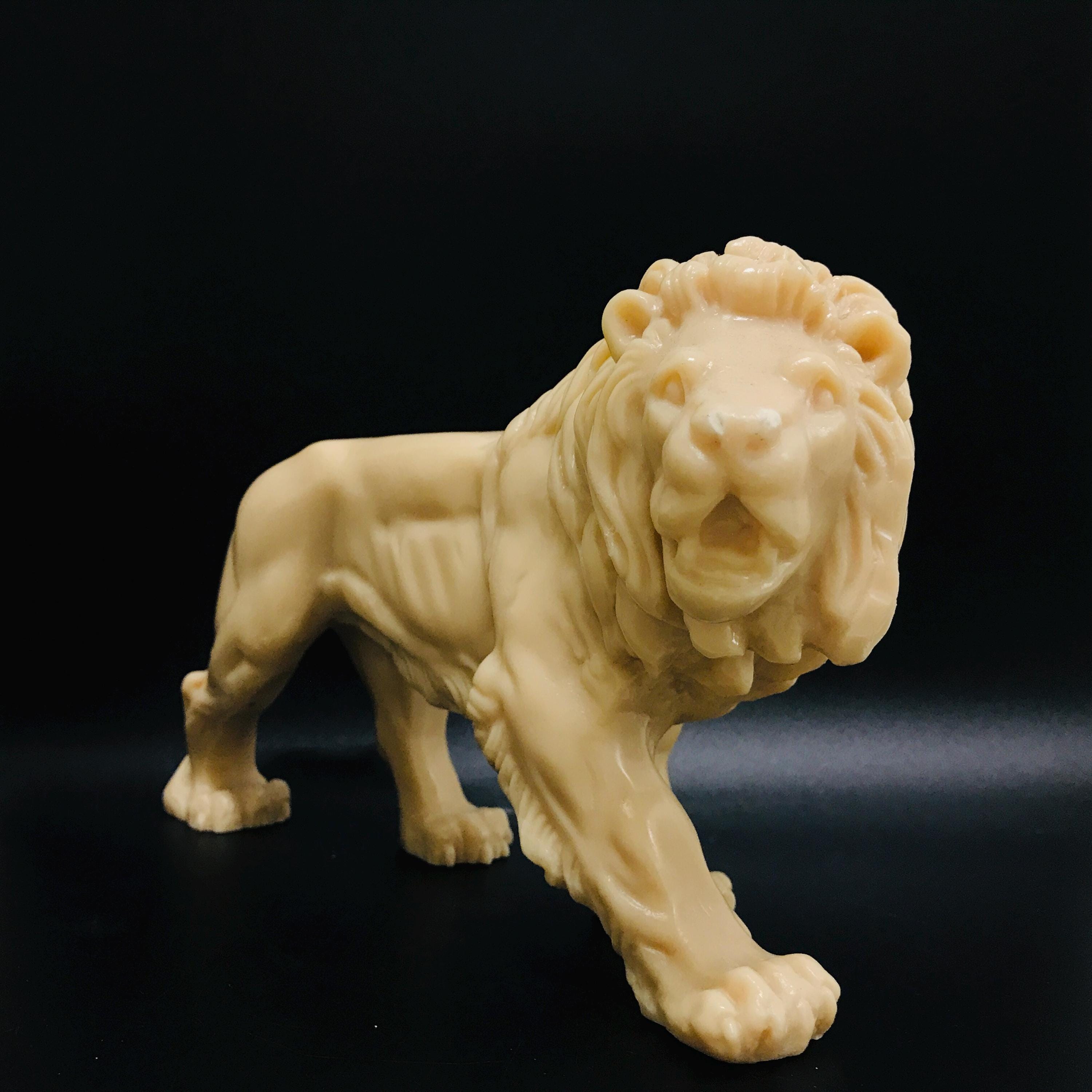 オフホワイト樹脂製のライオン像、歩くライオンの彫刻、棚の装飾