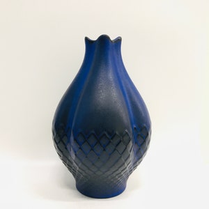 Upsala Ekeby blue vase &quot;MARACCAS&quot;, Sven Erik Skawonius, Mid century modern Swedish vintage ceramic, Flower bud shape, Scandinavian design
