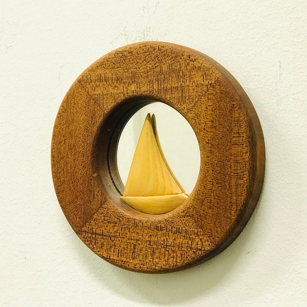 Petit miroir décoratif suspendu avec voilier sculpté à la main, miroir vintage avec cadre en bois, design nautique, thème voilier maritime