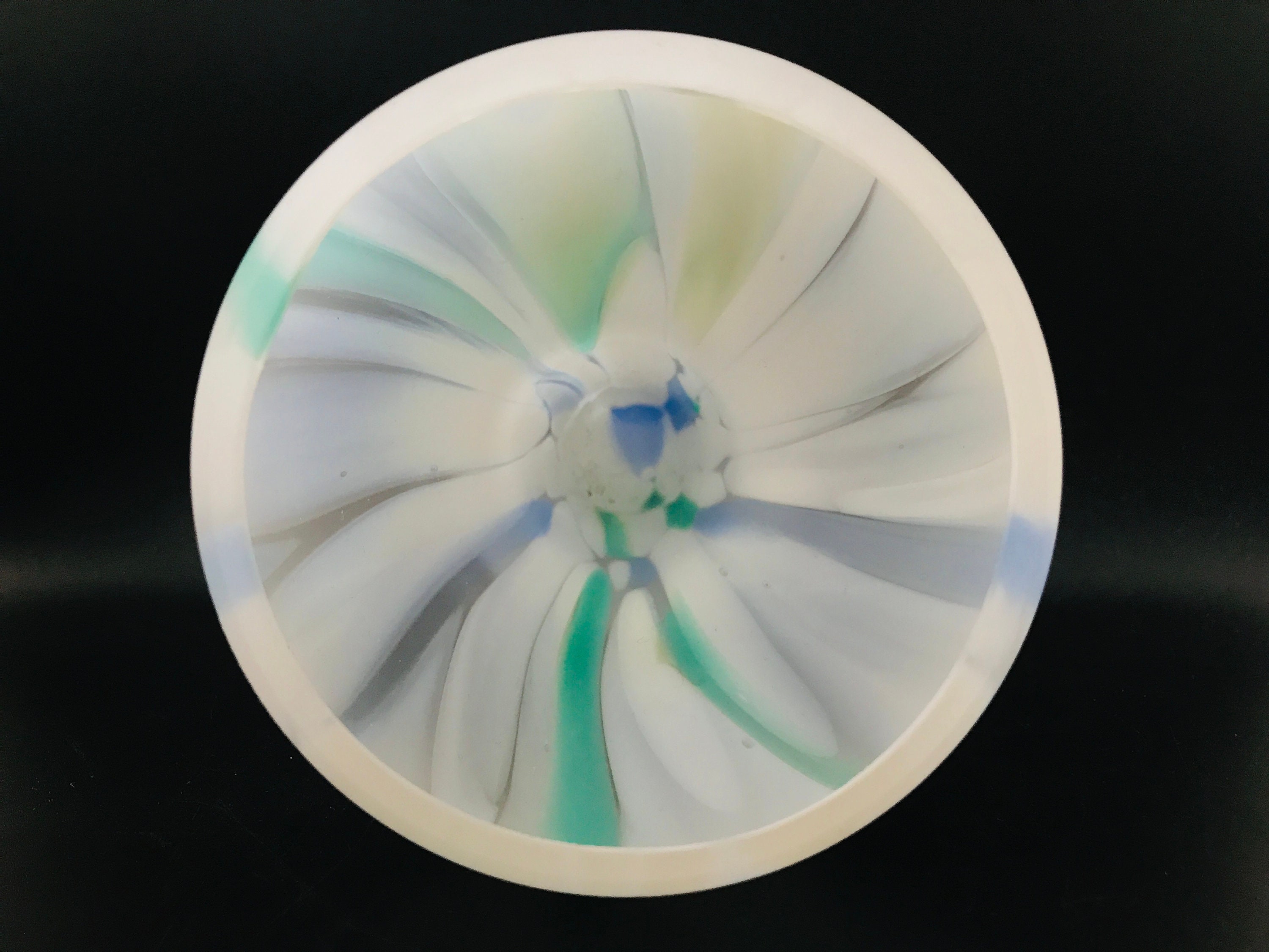 モニカ・バックストローム作「ゼルダ」の青い脚付きサテンガラスの花瓶