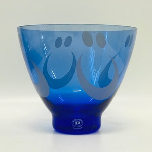 Blue glass bowl/vase with engraved smiling face decor, Margareta Hennix, Reijmyre Glasbruk, Östgötaskålen, Östgötadagarna 2001