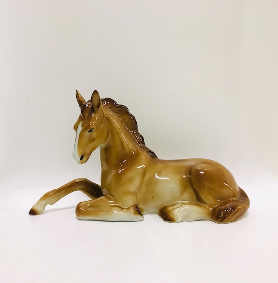 テューリンゲン州リッペルスドルフ産の大きな磁器の馬の置物