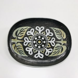 Mari Simmulson, Upsala-Ekeby ceramic tray/bowl for Åhlen & Holm with stylized flower decor, Mid century modern Swedish hand crafted pottery