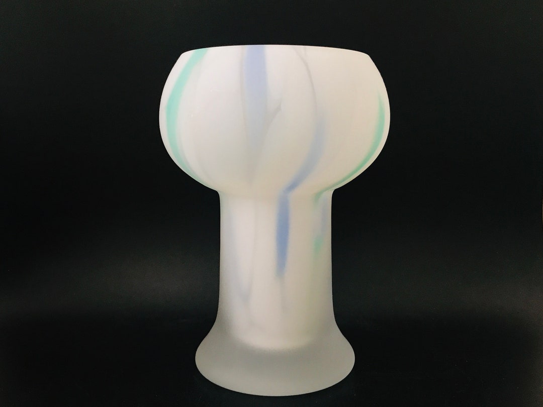 モニカ・バックストローム作「ゼルダ」の青い脚付きサテンガラスの花瓶