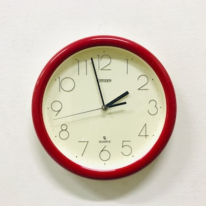 Horloge à quartz Citizen suspendue au mur vintage avec cadre en plastique rouge rétro, décoration nostalgique et décoration murale